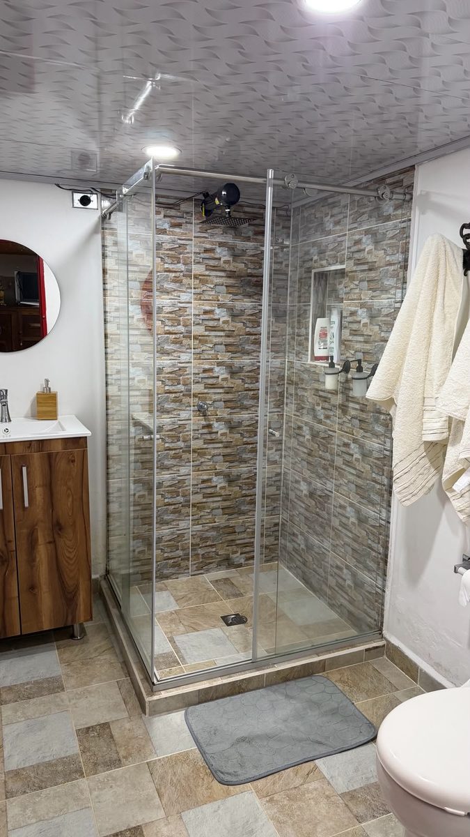 Baño moderno en Valle Sereno