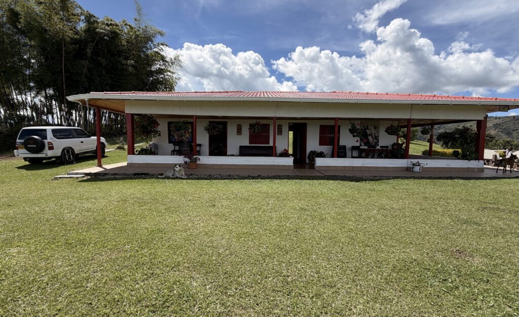 Casa principal de Valle Sereno rodeada de jardín y montañas