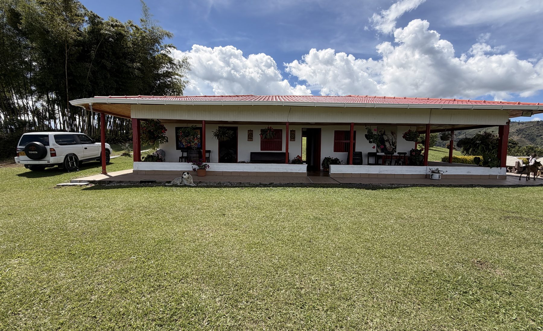 Casa principal de Valle Sereno rodeada de jardín y montañas