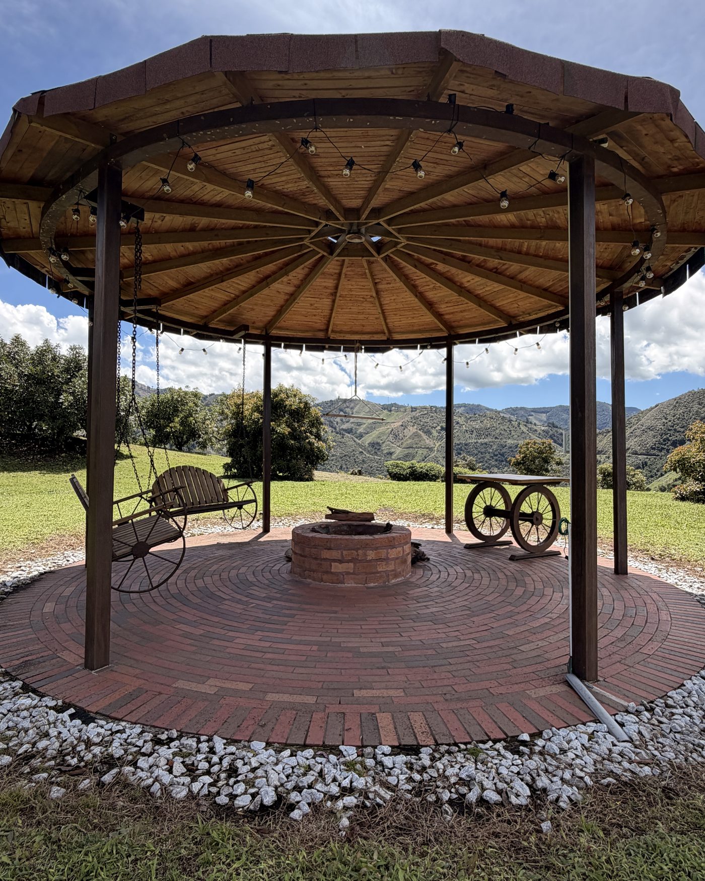 Kiosco y zona de fogata con vista a las montañas