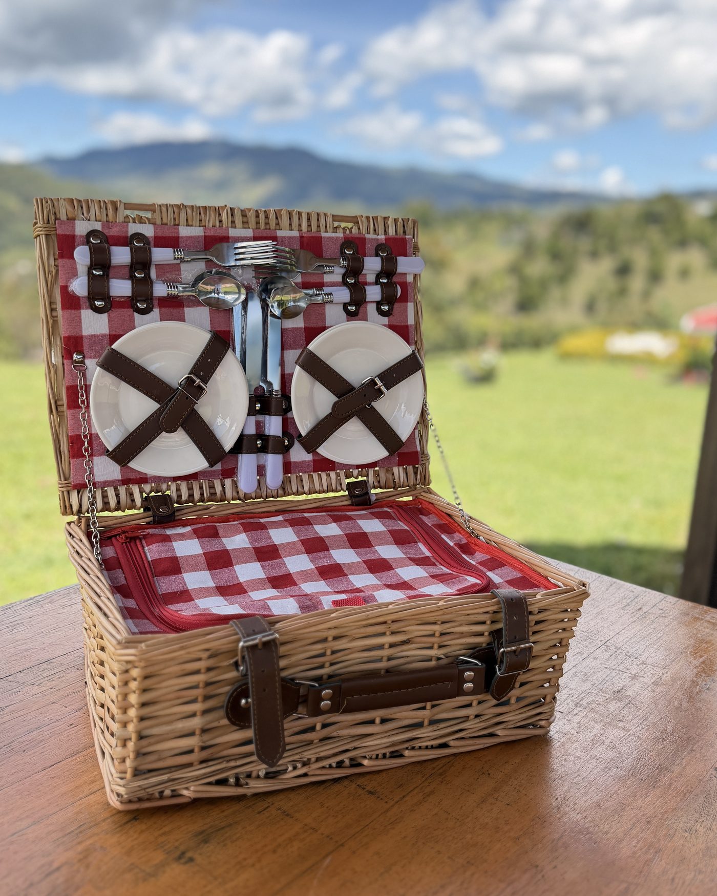 Canasta de picnic campestre en Valle Sereno